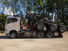 Equipement forestier pour arriere train 3 essieux directionnel Volvo 6x4 + grue Tajfun-Liv 320K87 + AR5670