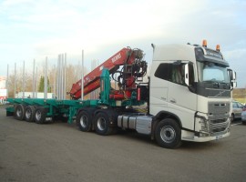 Dreiachs-Teleskopsattelauflieger mit Kran auf Schwanenhals Volvo 6x4 + Krane DIEBOLT D40-93