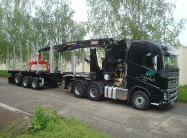 Dreiachs-Teleskopsattelauflieger mit Kran auf Schwanenhals Volvo 6x4 + Krane Epsilon E380L91