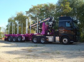 Dreiachs-Teleskopsattelauflieger mit Kran auf Schwanenhals Volvo 6x4 + Krane DIEBOLT D28-87