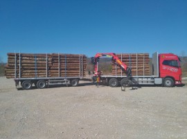 Aufbau mit Dreiachs-Pritscheanhänger Volvo 6x4 + Krane Tajfun-Liv L190Z96 + R31700