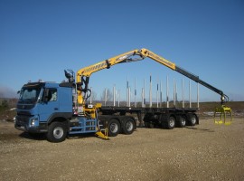 Aufbau fur Dreiachs-Teleskopsattelauflieger mit hydraulischer Zwangslenkung Volvo 6x4 + Krane Tajfun-Liv 300K99