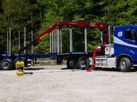 Aufbau mit Dreiachs-Teleskopsattelauflieger mit hydraulischer Zwangslenkung Volvo 6x4 + Krane Tajfun-Liv 300K99 + Dreiachs-Teleskopsattelauflieger