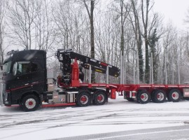 Dreiachs-Teleskopsattelauflieger mit Kran auf Schwanenhals Volvo 6x4 + Krane Jonsered 2850 s