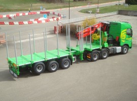 Dreiachs-Teleskopsattelauflieger mit Kran auf Schwanenhals Volvo 6x4 + Krane Epsilon S300L98