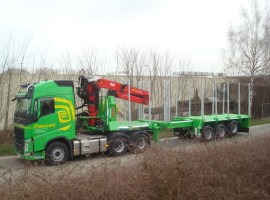 Dreiachs-Teleskopsattelauflieger mit Kran auf Schwanenhals Volvo 6x4 + Krane Epsilon S300L98