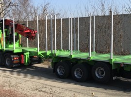 Dreiachs-Teleskopsattelauflieger mit Kran auf Schwanenhals Volvo 6x4 + Krane Epsilon S270L98