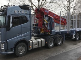 Dreiachs-Teleskopsattelauflieger mit Kran auf Schwanenhals Volvo 6x4 + Krane DIEBOLT D40-93