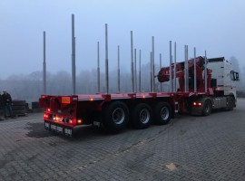 Dreiachs-Teleskopsattelauflieger mit Kran auf Schwanenhals Volvo 6x2 + Krane DIEBOLT D24-87