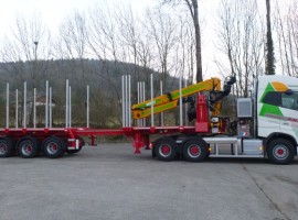 Aufbau mit Dreiachs-Teleskopsattelauflieger mit hydraulischer Zwangslenkung Volvo 6x4 + Krane Tajfun-Liv 300K87 + Dreiachs-Teleskopsattelauflieger mit hydraulischer Zwangslenkung