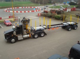 Zweiachs-Kombi-Sattelauflieger mit Zwangslenkung Kenworth 6x4 + Krane DIEBOLT D24-93ZDT + Kombi