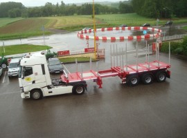 Dreiachs-Teleskopsattelauflieger mit hydraulischer Zwangslenkung