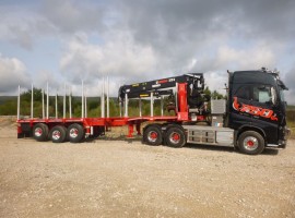 Dreiachs-Teleskopsattelauflieger mit Kran auf Schwanenhals Volvo 6x4 + Krane Jonsered 3720-91 + Dreiachs-Teleskopsattelauflieger