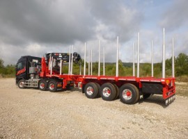 Dreiachs-Teleskopsattelauflieger mit Kran auf Schwanenhals Volvo 6x4 + Krane Jonsered 3720-91 + Dreiachs-Teleskopsattelauflieger