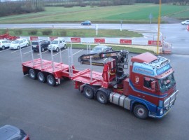 Dreiachs-Teleskopsattelauflieger mit Kran auf Schwanenhals Volvo 6x4 + Krane DIEBOLT D24-81