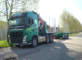 Dreiachs-Teleskopsattelauflieger mit Kran auf Schwanenhals Volvo 6x4 + Krane Epsilon S300L98