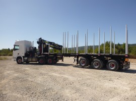Equipement forestier avec semi-remorque 3 essieux directionnelle Scania 6x4 + grue Tajfun-Liv 320K87 + semi-remorque 3 essieux
