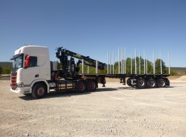 Equipement forestier avec semi-remorque 3 essieux directionnelle Scania 6x4 + grue Tajfun-Liv 320K87 + semi-remorque 3 essieux