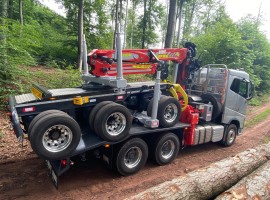 Equipement forestier pour arriere train 3 essieux directionnel Volvo 6x4 + grue Tajfun-Liv 320K99 + AR5670