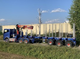 Aufbau mit Dreiachs-Teleskopsattelauflieger mit hydraulischer Zwangslenkung Volvo 6x4 + Krane Tajfun-Liv 300K99 + Dreiachs-Teleskopsattelauflieger