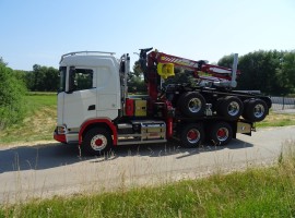 Equipement forestier pour arriere train 3 essieux directionnel Scania 6x4 + grue Tajfun-Liv 320K87 + AR5670