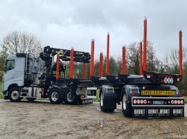 Equipement forestier avec semi-remorque 2 essieux extensible directionnelle Volvo 6x4 + grue Tajfun-Liv 320K99