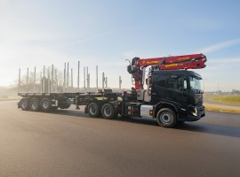 Equipement forestier pour semi-remorque extensible 3 essieux directionnelle Volvo 6x4 + grue Tajfun-Liv 320K99