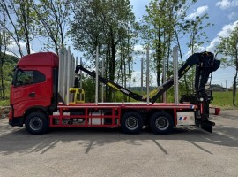 Equipement forestier pour remorque 3 essieux plateau Iveco 6x4 + grue Tajfun-Liv L190Z96 + R31700