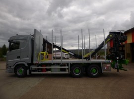 Aufbau mit Dreiaachs-Pritscheanhänger Scania 6x4 + Krane Tajfun-Liv L190Z96 + R31700