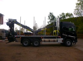 Aufbau mit Dreiachs-Pritscheanhänger Volvo 6x4 + Krane Tajfun-Liv L170K91 + R31700