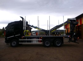 Aufbau mit Dreiachs-Pritscheanhänger Volvo 6x4 + Krane Tajfun-Liv L170K91 + R31700