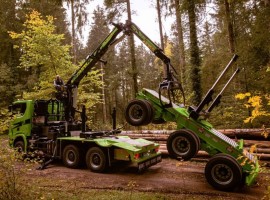 Equipement forestier pour arriere train 3 essieux directionnel Scania 6x4 + grue Tajfun-Liv 320K87 + AR3670