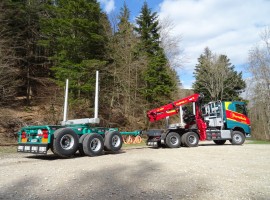 Equipement forestier pour arrière-train forestier 3 essieux à timon. Volvo 6x4 + grue Tajfun-Liv 320K87 + AR5650