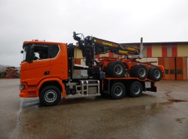 Equipement forestier pour arriere train 3 essieux directionnel Scania 6x4 + grue Tajfun-Liv 320K87 + AR5670