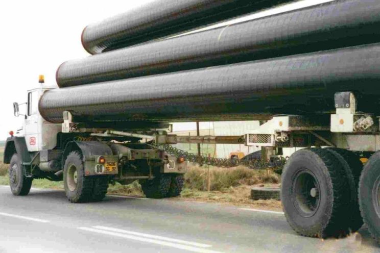 2 or 3 axles dolly with goose-neck drawbar, for transport of pipelines of different diameter and length