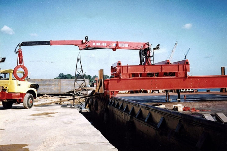 Kran auf Sortierwagen oder Flachboot