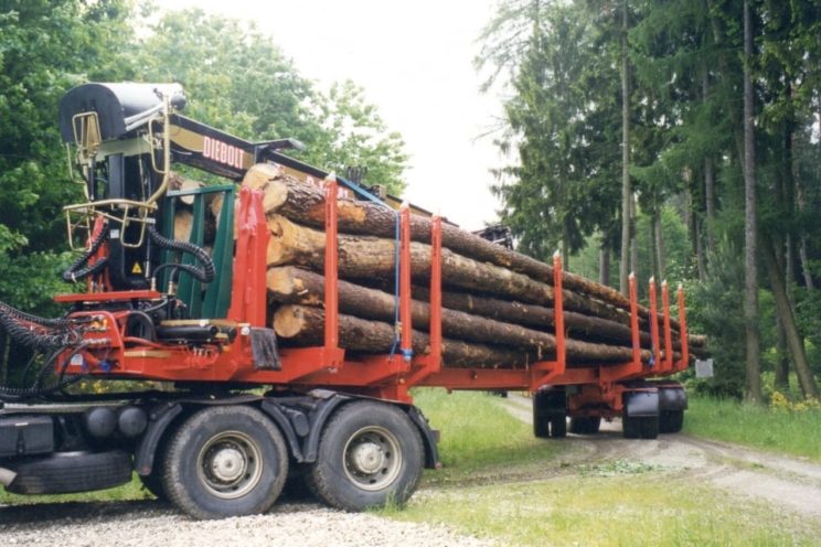 Zweiachs-Teleskopsattelauflieger mit hydraulischer Zwangslenkung, mit oder ohne Kran auf Schwanenhals