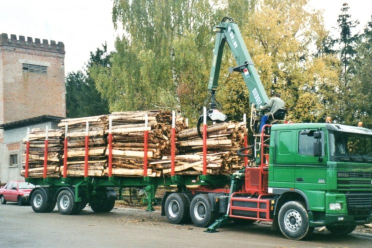 Zweiachs-Teleskopsattelauflieger mit hydraulischer Zwangslenkung, mit oder ohne Kran auf Schwanenhals