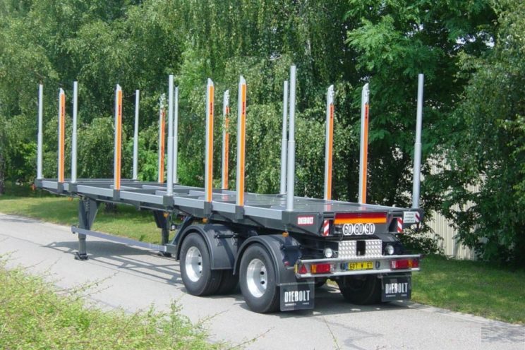 Steered 2 axles extendable semi-trailer with or without crane on goose-neck