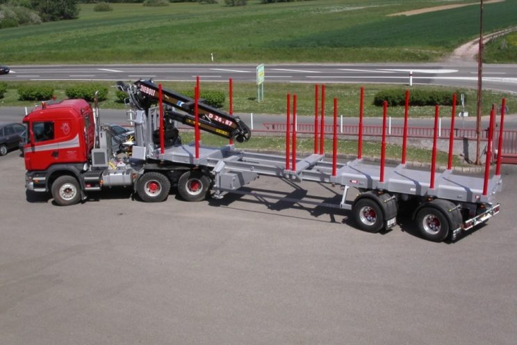 Steered 2 axles extendable semi-trailer with or without crane on goose-neck