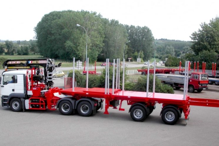 Steered 2 axles extendable semi-trailer with or without crane on goose-neck