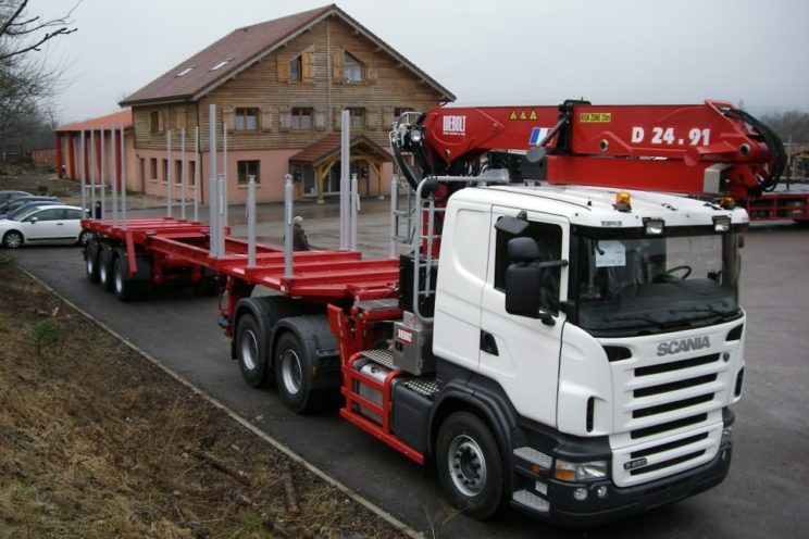 Dreiachs-Teleskopsattelauflieger mit hydraulischer Zwangslenkung, mit oder ohne Kran auf Schwanenhals