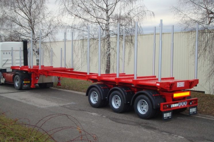 Dreiachs-Teleskopsattelauflieger mit hydraulischer Zwangslenkung, mit oder ohne Kran auf Schwanenhals