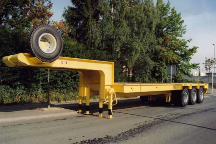 2 or 3 axles semi-trailer for different diameters and length pipelines&#8217; transport &#8211; outside EU