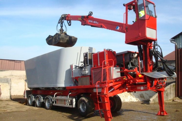 Self-propelled semi-trailer