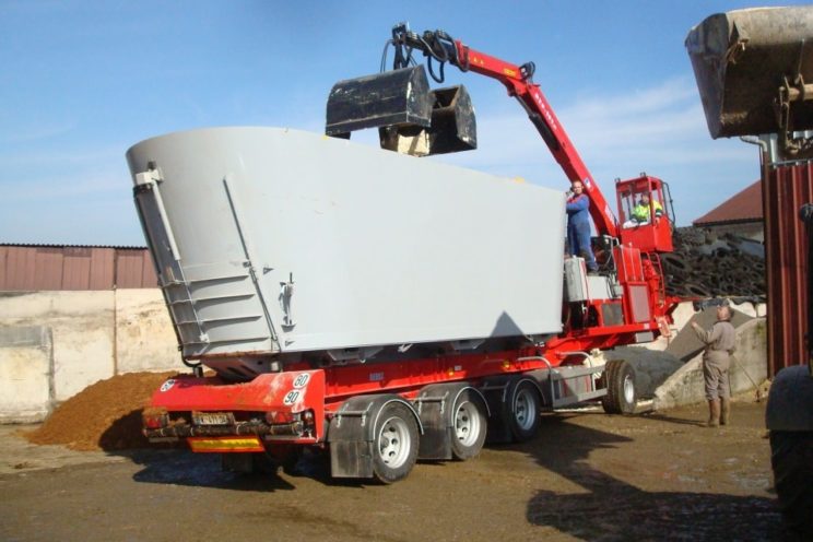 Self-propelled semi-trailer