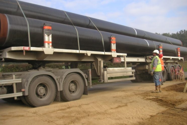 Zwei- oder Dreiachs-Sattelaufieger für den Transport von Pipelineröhren von verschiedenen Durchmessern und Längen