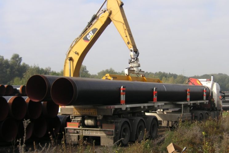 Zwei- oder Dreiachs-Sattelaufieger für den Transport von Pipelineröhren von verschiedenen Durchmessern und Längen