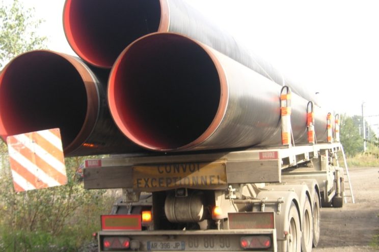 Zwei- oder Dreiachs-Sattelaufieger für den Transport von Pipelineröhren von verschiedenen Durchmessern und Längen