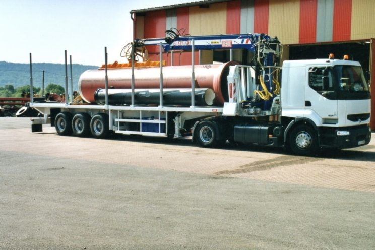 2 or 3 axles semi-trailer for transport of pipelines of different diameter and length